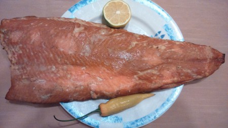 SALMÓN AHUMADO POR EL LADO DE LA CARNE